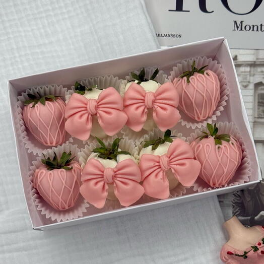 Клубника в шоколаде в бантиками 🥹