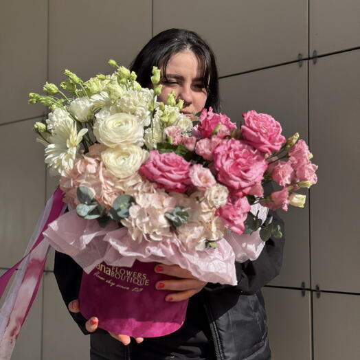 Композиция в бархатной коробке с пионовидными розами, герберой и эустомой