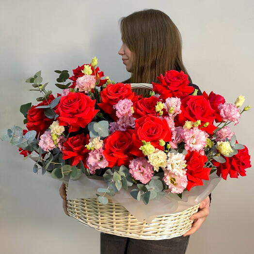 Корзина с красными розами и лизиантусом