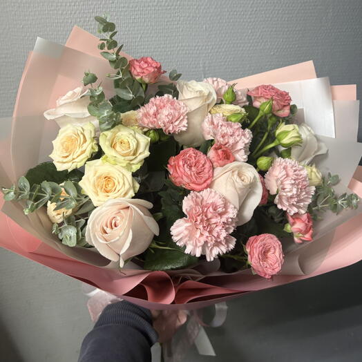 Сборный букет кустовых и одноголовых роз , с эвкалиптом и диантусами