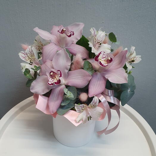 Композиция из нежных орхидей, альстромерии, эвкалипта в шляпной коробке