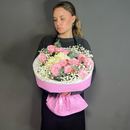 Яркий букет с кустовыми розами, гортензией и гипсофилой