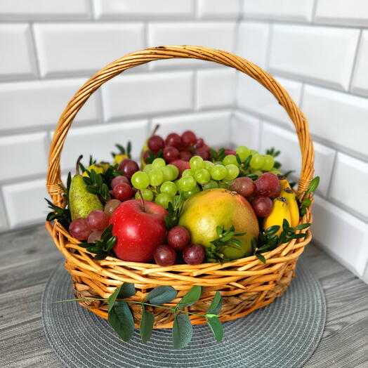 Подарочная корзина с свежими фруктами