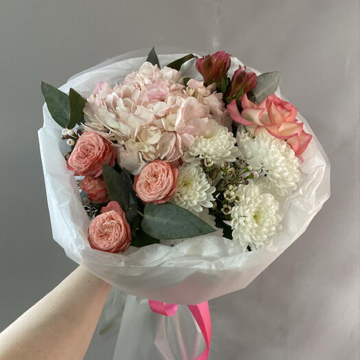 Букет гортензия, хамилациум, Роза кустовая , французская Роза, хризантема, альстромерия, эвкалипт