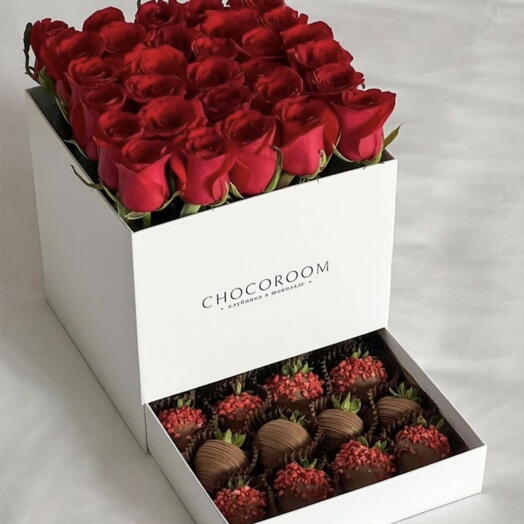 Каробка из роз с клубника