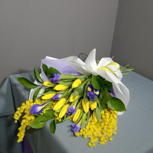 Букет из тюльпанов, ирисов и мимозы