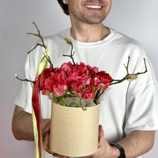 Шляпная коробка с тюльпанами 15 шт и магнолией