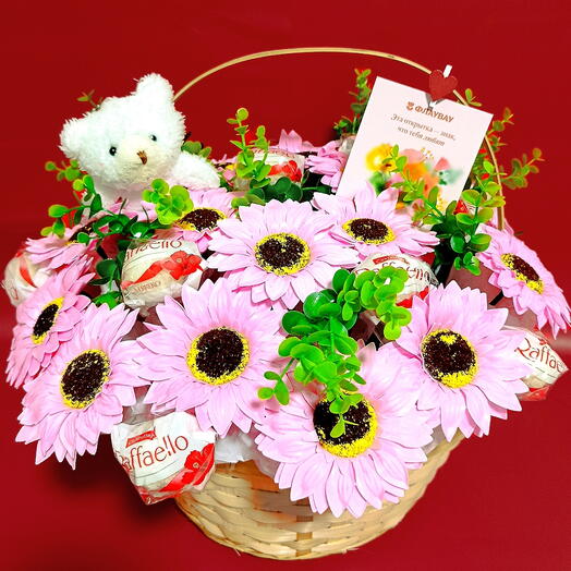 Корзинка мыльных цветов с раффаелло и игрушкой 🌸