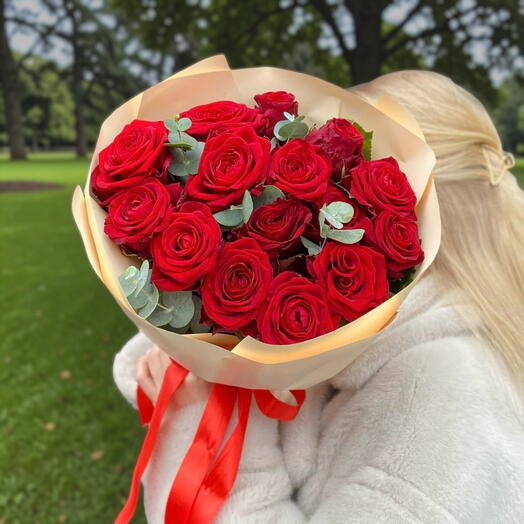 Алые розы с эвкалиптом️