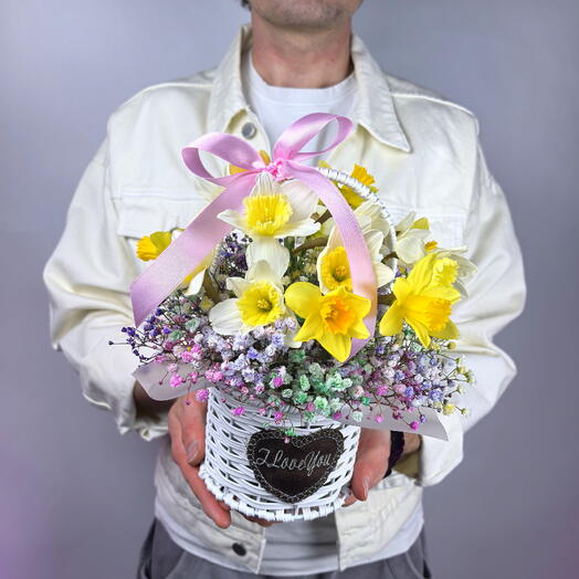 Небольшая корзина с нарциссами
