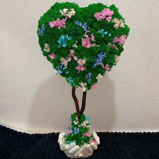 Большое дерево-топиарий из стабилизированного мха с гортензией «Сердце в руках»