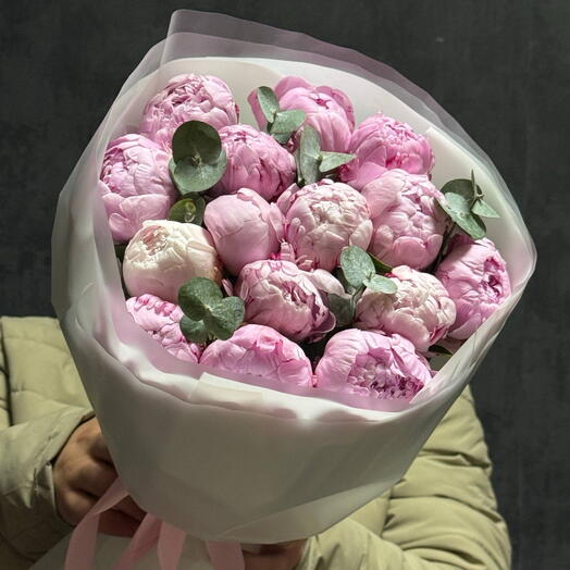 Розовые пионы с эвкалиптом