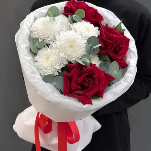 Букет из хризантемы и французской розы «Роза на снегу»