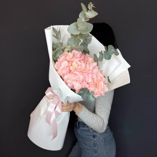 Bouquet compliment Cloud pink hydrangea with eucalyptus