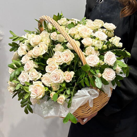 Композиция в корзине с кремовыми кустовыми розами 13 веток с зеленью (02030054)