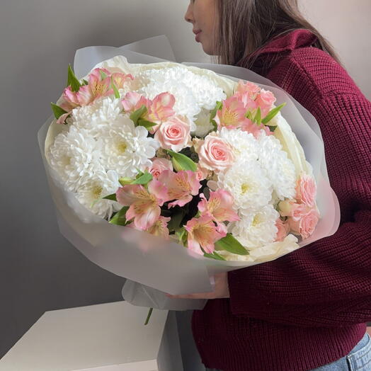 Букет стойкий. Альстромерия, хризантемы, кустовые розы