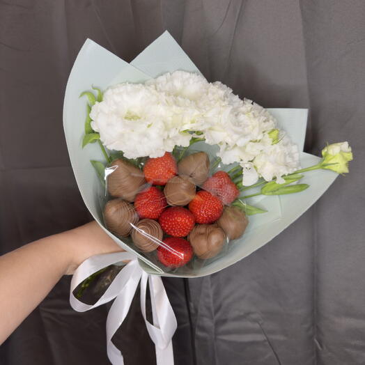 Букет клубника +цветы