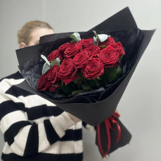Букет красных роз с эвкалиптом в чёрном оформлении 🖤
