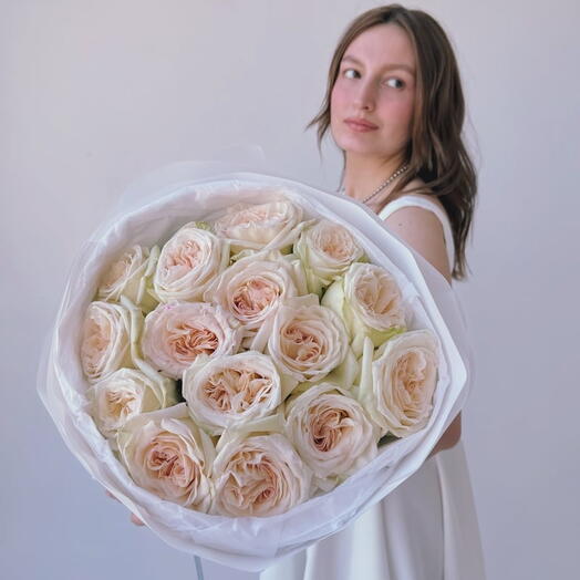 Букет из 15 пионовидных роз "OHARA WHITE"