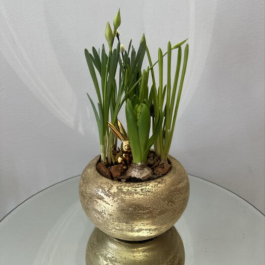 Пасхальная композиция с вербой и нарциссами