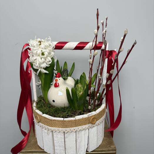Пасхальная корзинка с гиацинтами