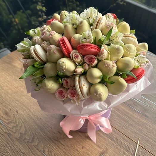 Ramo de fresas y chocolate con rosas