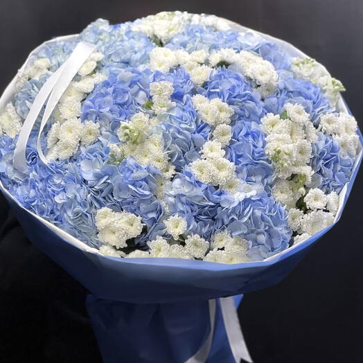 Большой букет голубых гортензий с белыми хризантемами