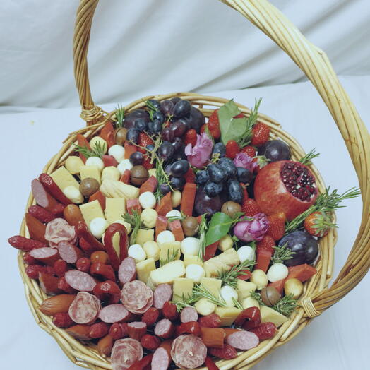 Корзина с колбасными и сырными закусками с розами, гранатом и ягодами