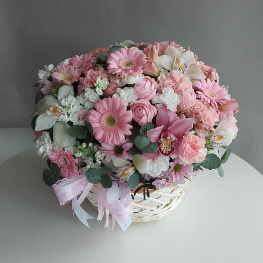 Корзина с орхидеями, герберами, диантусами, маттиолой Зефирное настроение