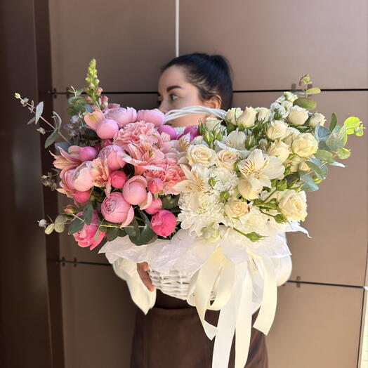 Корзина с кустовыми розами, хризантемой и эвкалиптом 🌸
