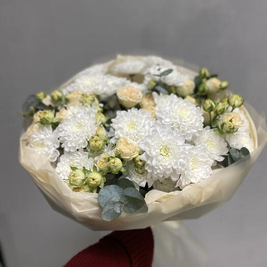Большой букет с хризантемой и кустовой розой