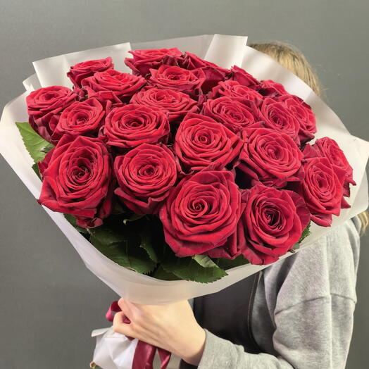 Красные розы 60 см 23 шт