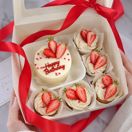 Подарочный набор с клубникой 🍓 бенто-торт и 5 капкейков на день рождения