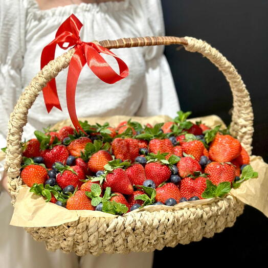 Подарочная корзина с клубникой, голубикой и мятой