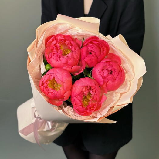 Mono bouquet 79 из 5 пионов сорта coral charm
