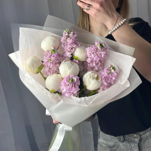 Ароматный букет, белые пионы и маттиола