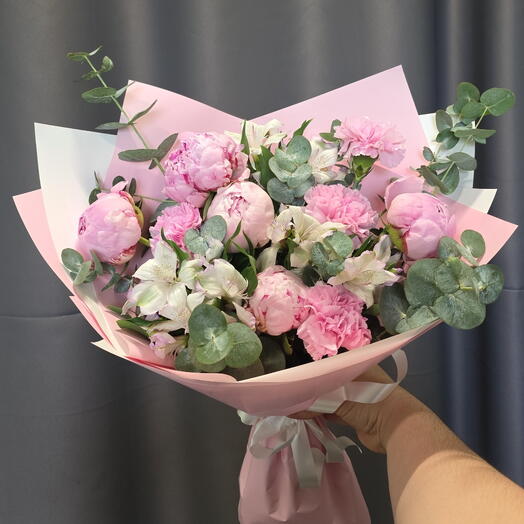 Букет с пионами, диантусами и альстромерией PEONY199