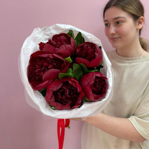 Монобукет из красных пионов