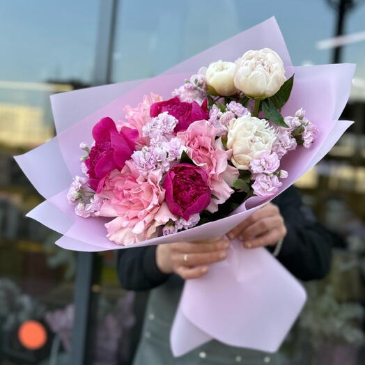 Букет из пионов, французских роз и матиоллы