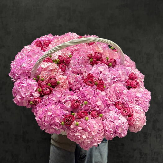 Корзина из гортензий и Кустовые розы