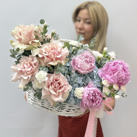 Корзина с розами и ароматными пионами🌸