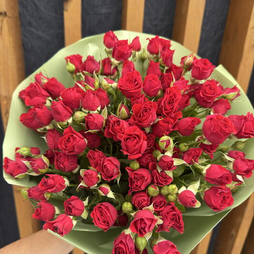 19 кустовых роз красные