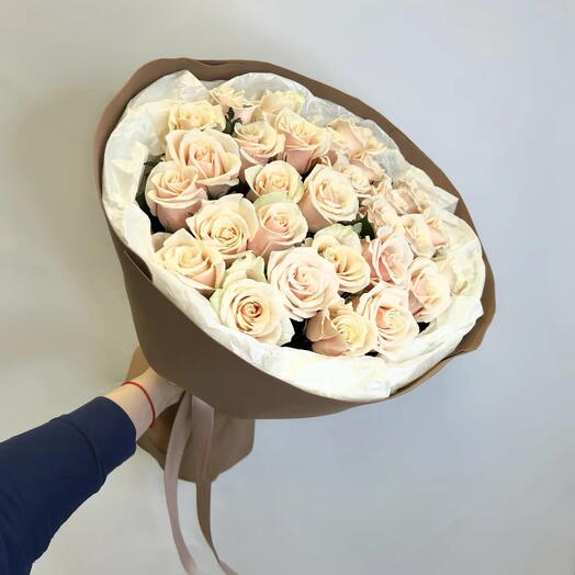 Монобукет из роз в мягкой упаковке из фоамирана