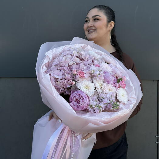 Букет с гортензией, хризантемой, диантусами и пионами