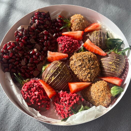 Клубника (9 шт), гранат (3 шт) в шоколаде
