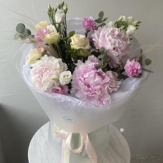 Букет «Нежный аромат» с пионами, эустомой, кустовой розой🌸