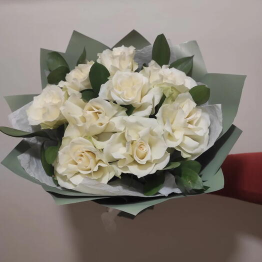 Букет из 9 белых французких роз с зеленью