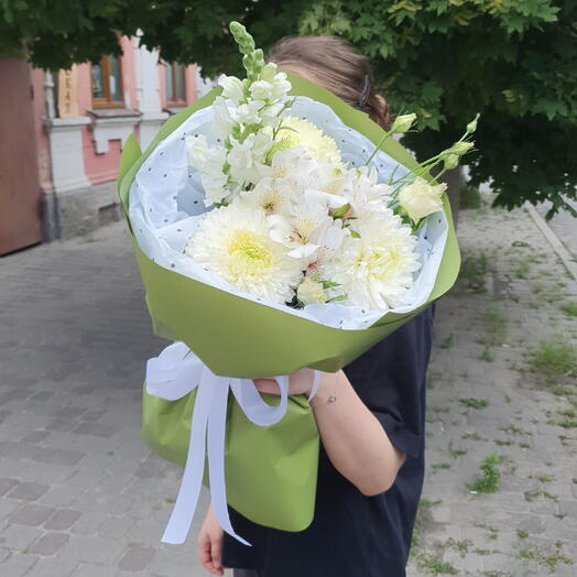 Букет одноголовых хризантем, с альстромерией, эустомой и львиным зевом
