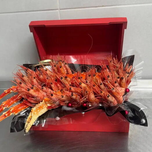 Сундук с камчатским крабом, креветкой и красной икрой «Рапсодия вкуса»