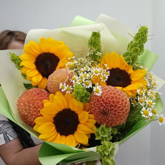 Авторский букетик георгина, подсолнух, ромашка кустовая, малюцелла